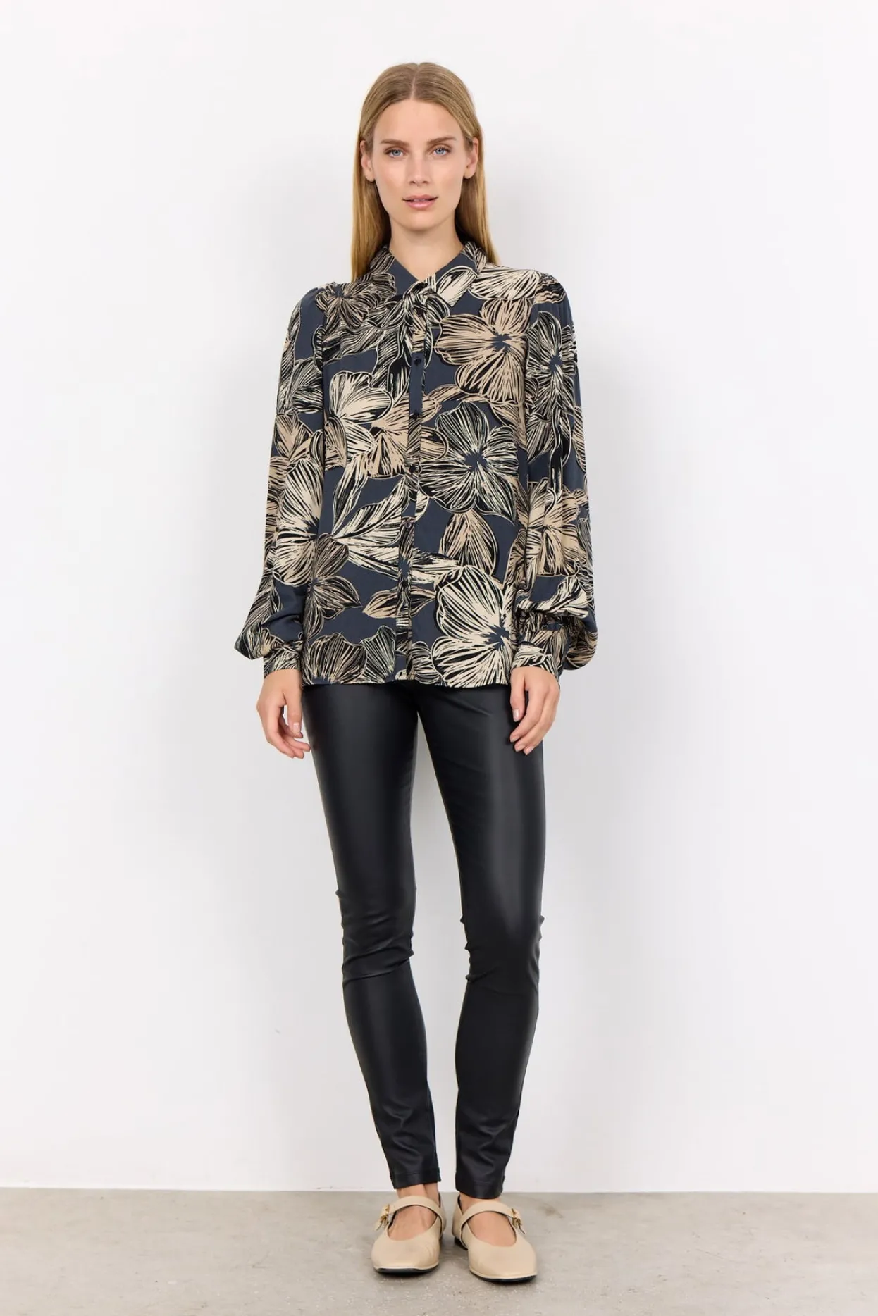 scilone__blus_svart_1.webp Blusar Och Skjortor>Soyaconcept SC-ILONE 2 Blus Svart